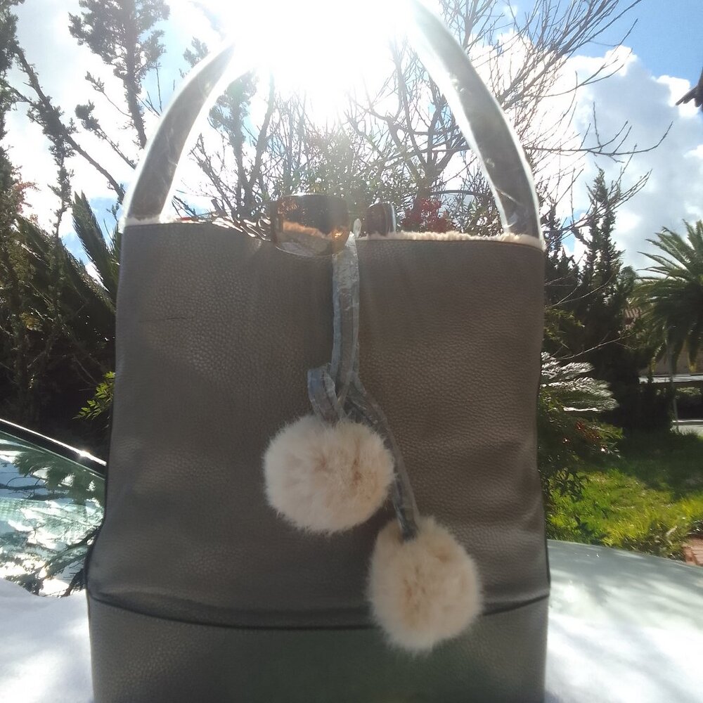 Bundle sunglass&luxury bucket-style large tote w zipped inner pocket NWT